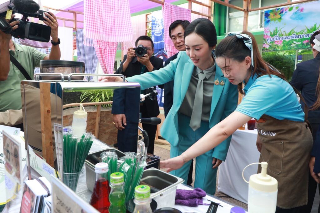 "ลิณธิภรณ์" ประกาศ สกร. 1 จังหวัด 1 หลักสูตร มาตรฐานวิชาชีพ