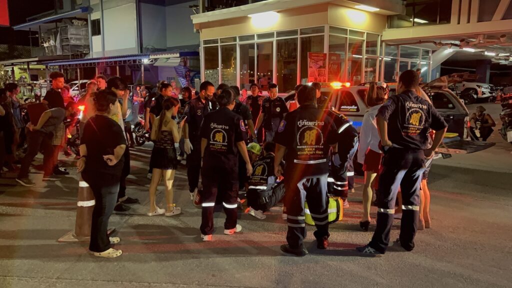 หนุ่มอังกฤษ ยกล้อ ชนจยย.ชาวบ้านสาหัส รุมตืบยับ