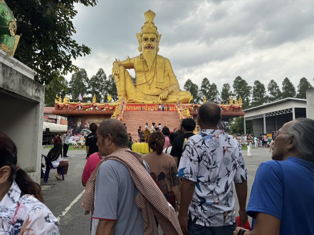 ปทุมธานี สายมูแห่ส่องเลขอ่างน้ำมนต์ แก้บนกุมารทอง