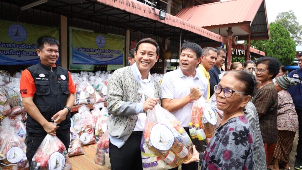 อบจ.ขอนแก่น ลุยช่วยเหลือผู้ประสบภัยน้ำท่วม "ภูผาม่าน" 