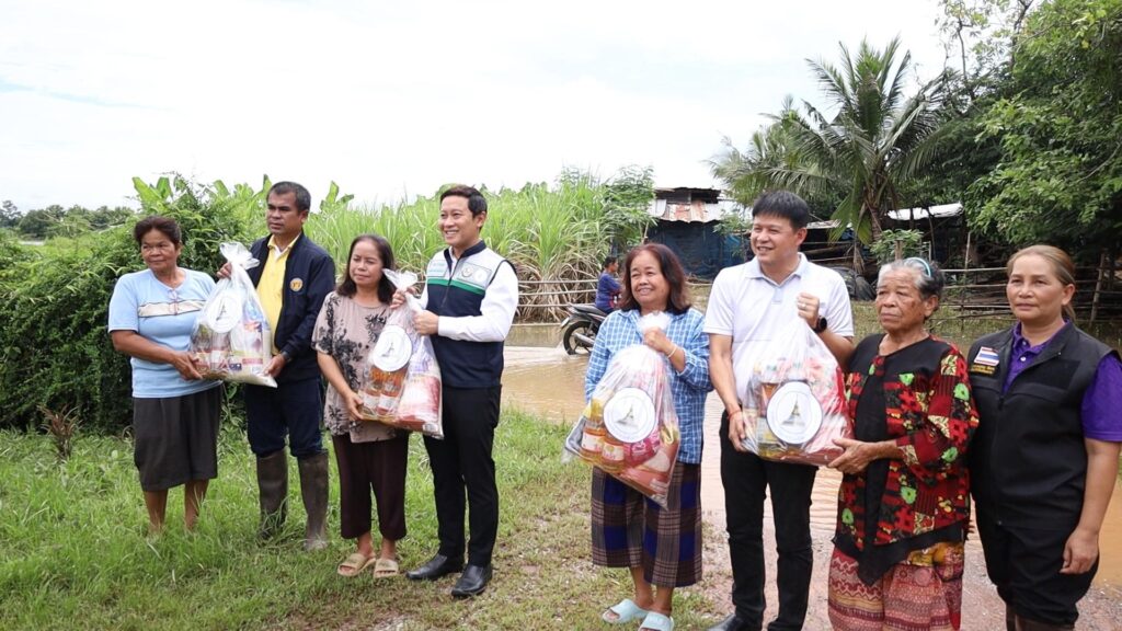 อบจ.ขอนแก่น ลุยช่วยเหลือผู้ประสบภัยน้ำท่วม "ภูผาม่าน" 