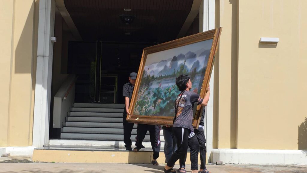 รัฐบาล "แพทองธาร" ส่งเจ้าหน้าที่ทยอยขนของ พ้นทำเนียบ