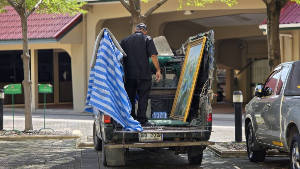 รัฐบาล "แพทองธาร" ส่งเจ้าหน้าที่ทยอยขนของ พ้นทำเนียบ