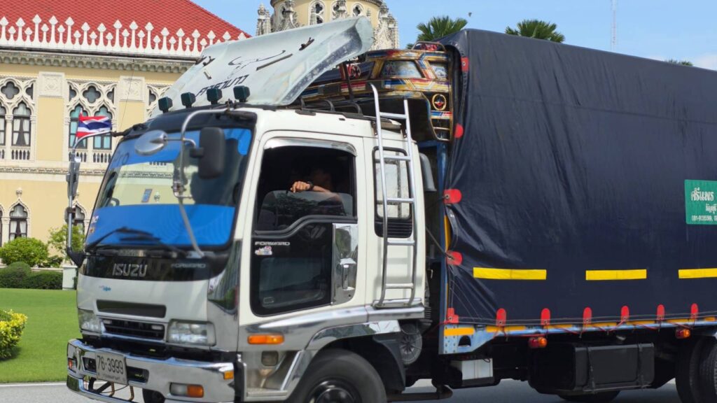 รัฐบาล "แพทองธาร" ส่งเจ้าหน้าที่ทยอยขนของ พ้นทำเนียบ