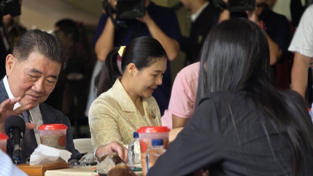  3 รมต. ร่วมทานข้าวสื่อ สั่งลา ครม. เพื่อไทย นัดสุดท้าย