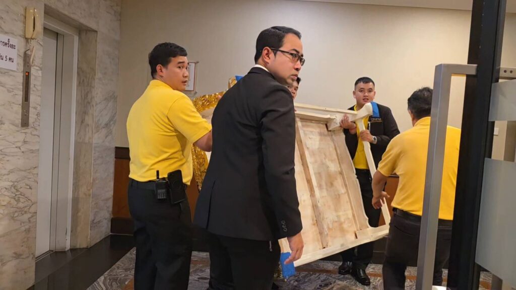 ทีมงาน "ธรรมนัส" อัญเชิญพระพุทธรูปขึ้นห้องทำงาน "รองนายกฯ"