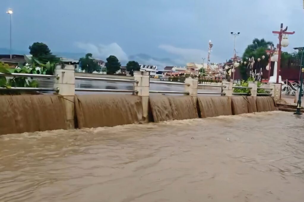หล่มสัก เพชรบูรณ์ อ่วม น้ำท่วม 11 ชุมชนเขตเทศบาล