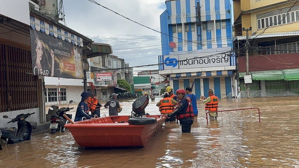 หล่มสักยังอ่วม ระดับน้ำสูงราว 1 เมตร รถเล็กผ่านไม่ได้
