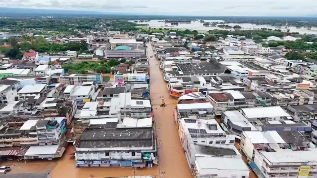 หล่มสักยังอ่วม ระดับน้ำสูงราว 1 เมตร รถเล็กผ่านไม่ได้