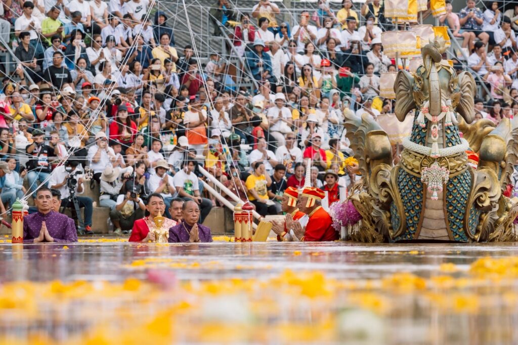 ผู้ว่าฯ เพชรบูรณ์นำ "อุ้มพระดำน้ำ" สืบสานประเพณีโบราณ