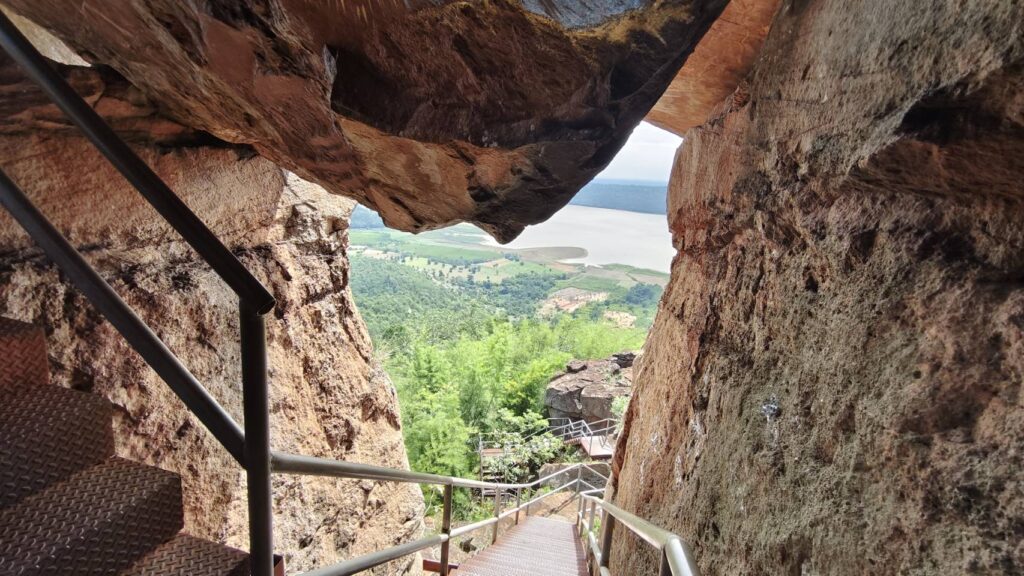 เที่ยวป่าหน้าฝน ชมวิว 360 องศา "เขาจอมทอง โคราช"