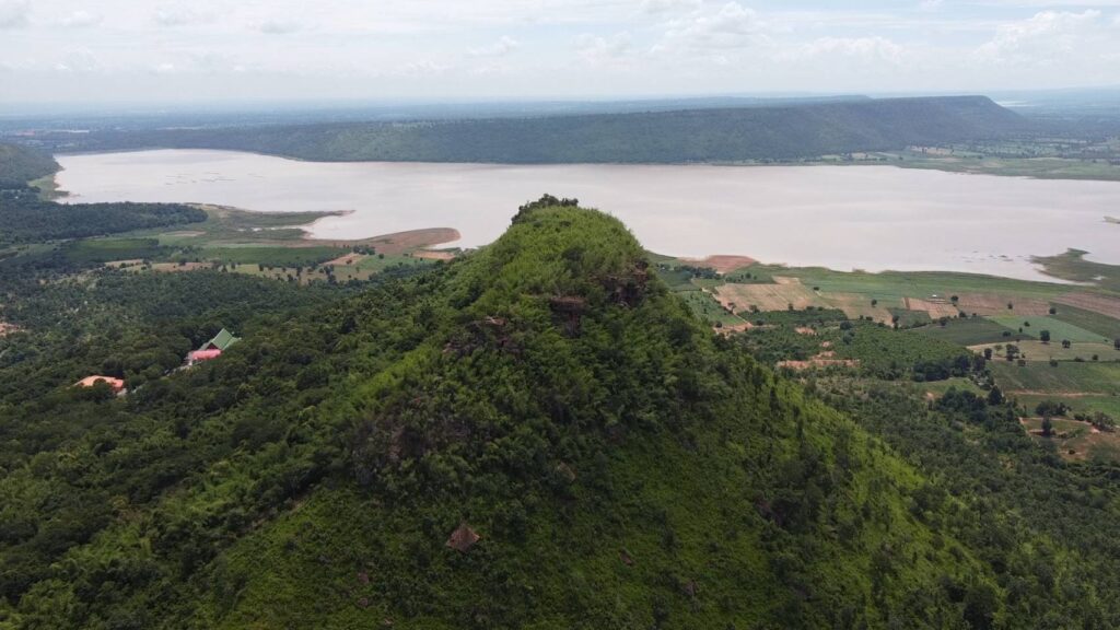 เที่ยวป่าหน้าฝน ชมวิว 360 องศา "เขาจอมทอง โคราช"