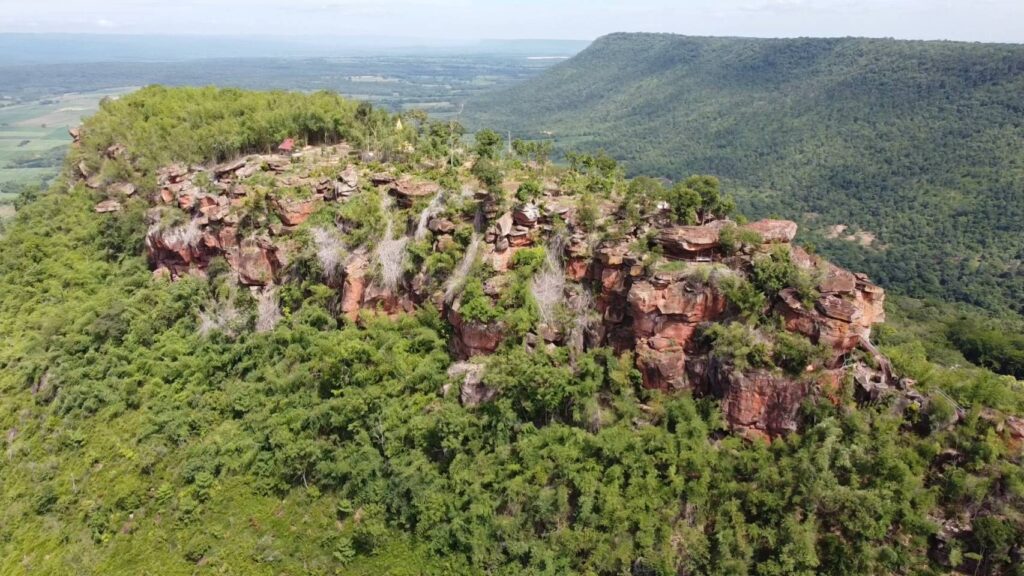 เที่ยวป่าหน้าฝน ชมวิว 360 องศา "เขาจอมทอง โคราช"