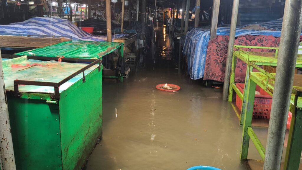 ฝนตกหนัก น้ำทะลักท่วมตลาดสดพิมาย