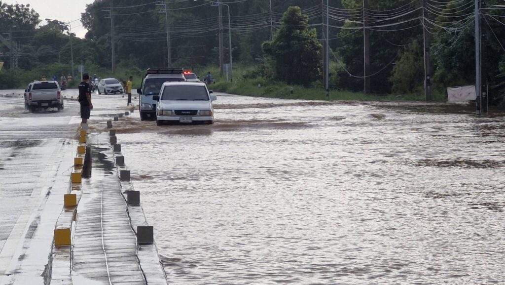 ฝนตกหนัก น้ำทะลักท่วมตลาดสดพิมาย