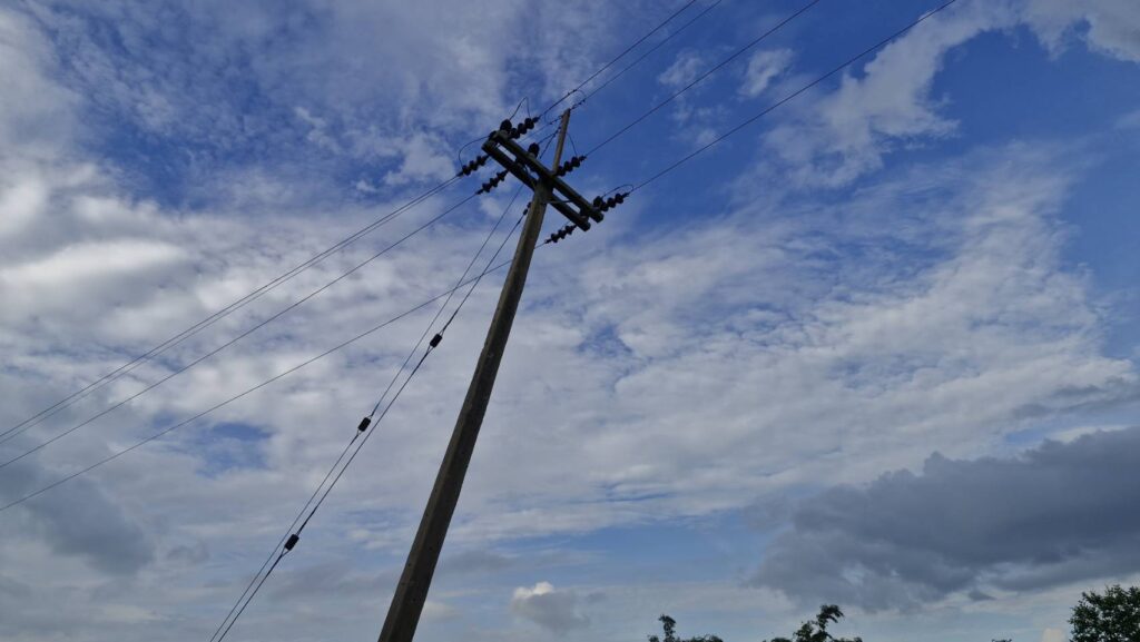 ชาวบ้านผวา เสาไฟฟ้าแรงสูงเอียง จี้รัฐเร่งแก้