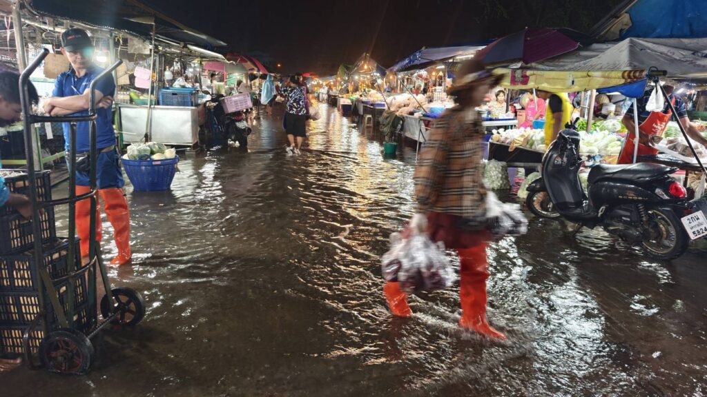 น้ำป่าไหลหลาก ท่วมปราสาทหินพิมาย เร่งสูบออก