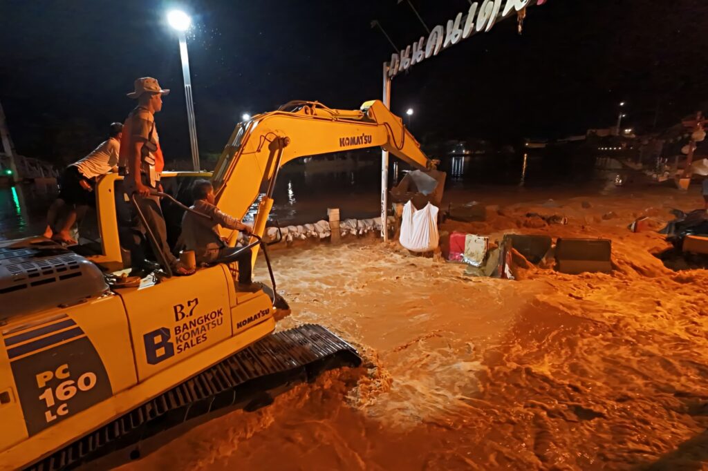 เพชรบูรณ์-ผนังกั้นน้ำหล่มสักแตก ระดับน้ำเริ่มลดแล้ว