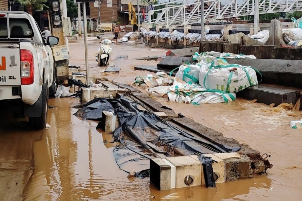 เพชรบูรณ์-ผนังกั้นน้ำหล่มสักแตก ระดับน้ำเริ่มลดแล้ว