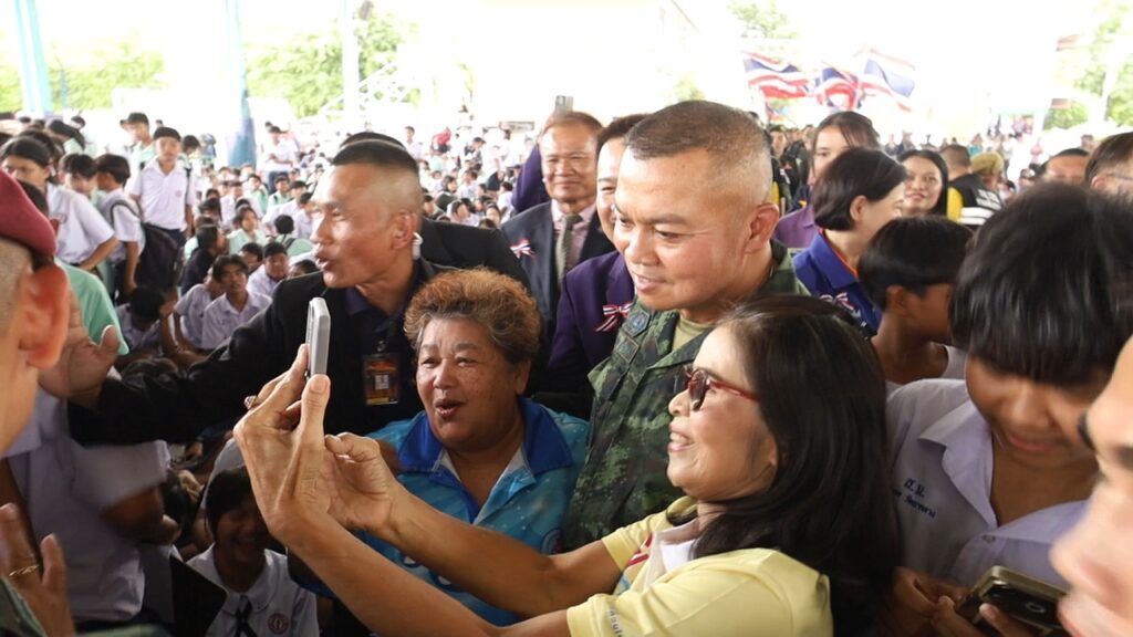 แม่ทัพภาคที่ 2 ปลุกจิตสำนึก ให้เยาวชนภูมิใจกับธงชาติไทย