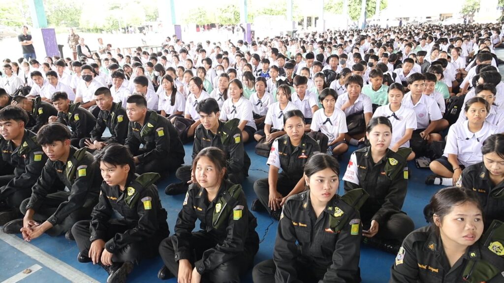 แม่ทัพภาคที่ 2 ปลุกจิตสำนึก ให้เยาวชนภูมิใจกับธงชาติไทย