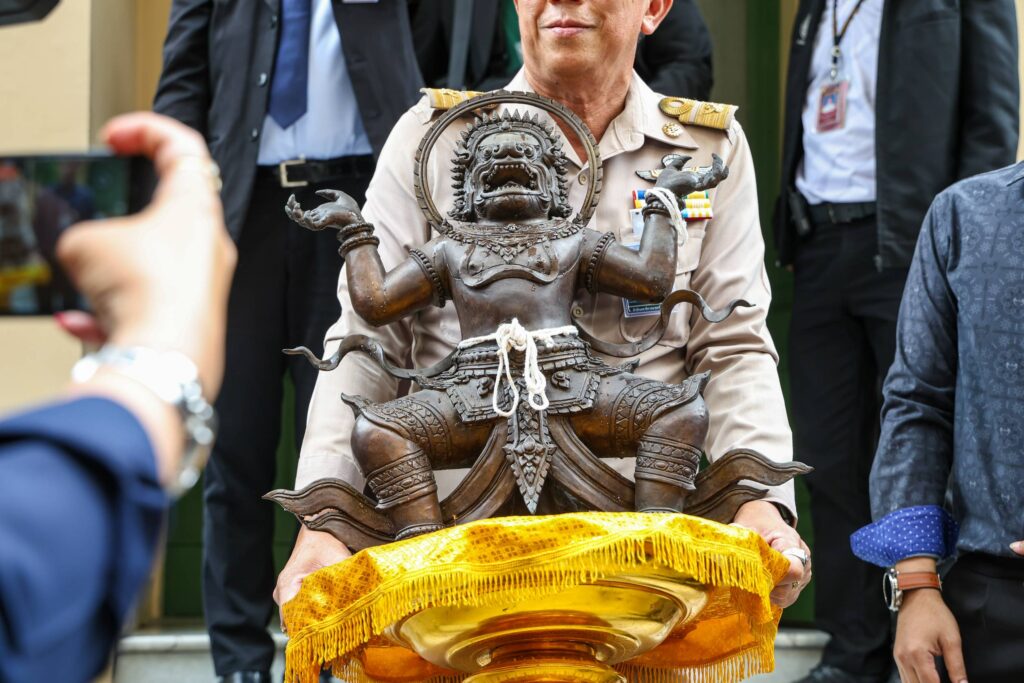 "อนุทิน" อัญเชิญ "องค์นรสิงห์จำลอง" สมัย "ลุงตู่" สร้างบูชาตึกไทยฯ