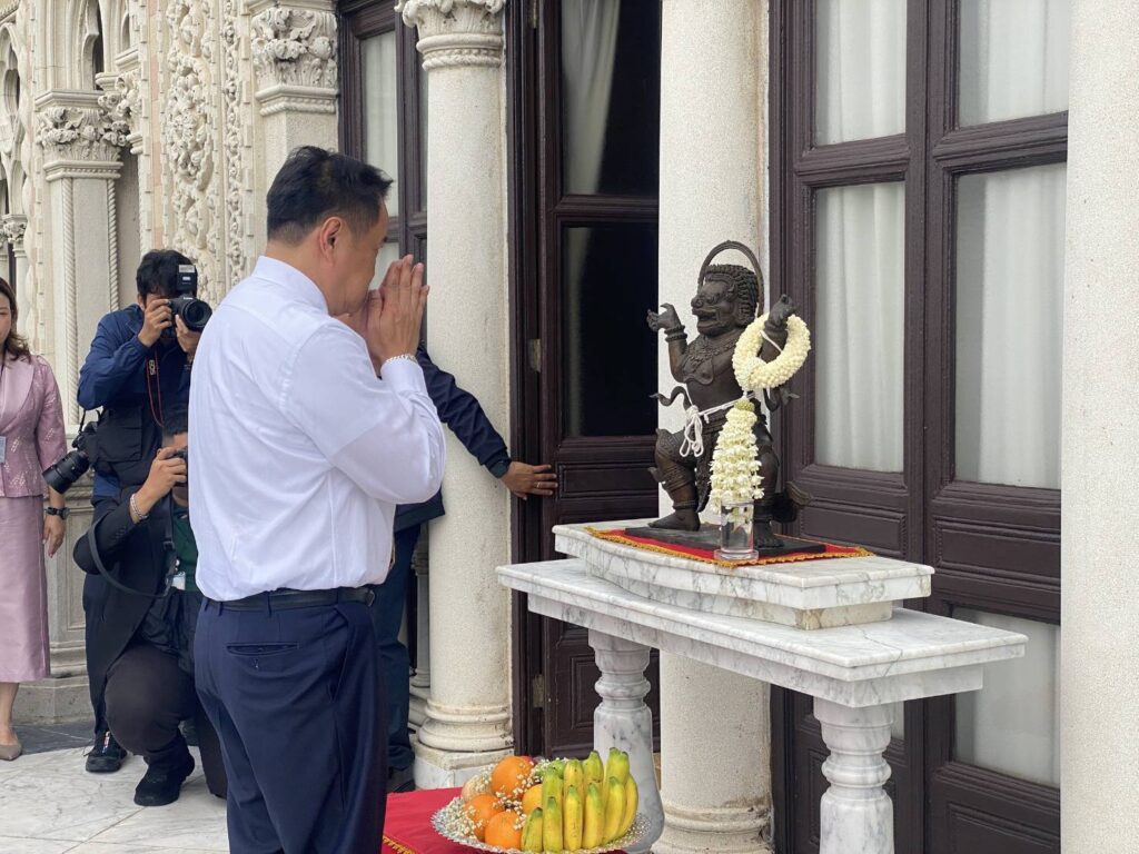 "อนุทิน" อัญเชิญ "องค์นรสิงห์จำลอง" สมัย "ลุงตู่" สร้างบูชาตึกไทยฯ