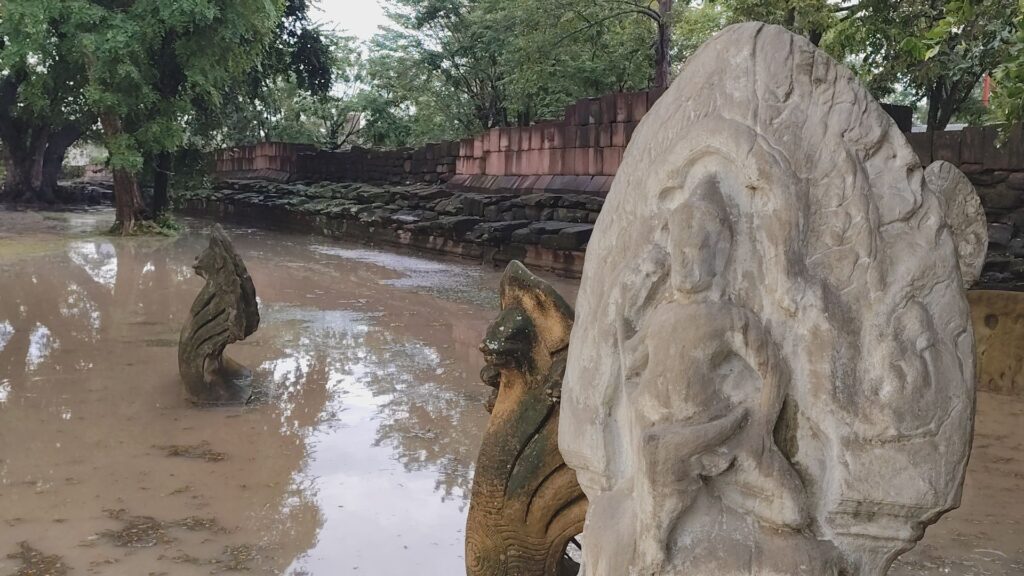 น้ำป่าไหลหลาก ท่วมปราสาทหินพิมาย เร่งสูบออก