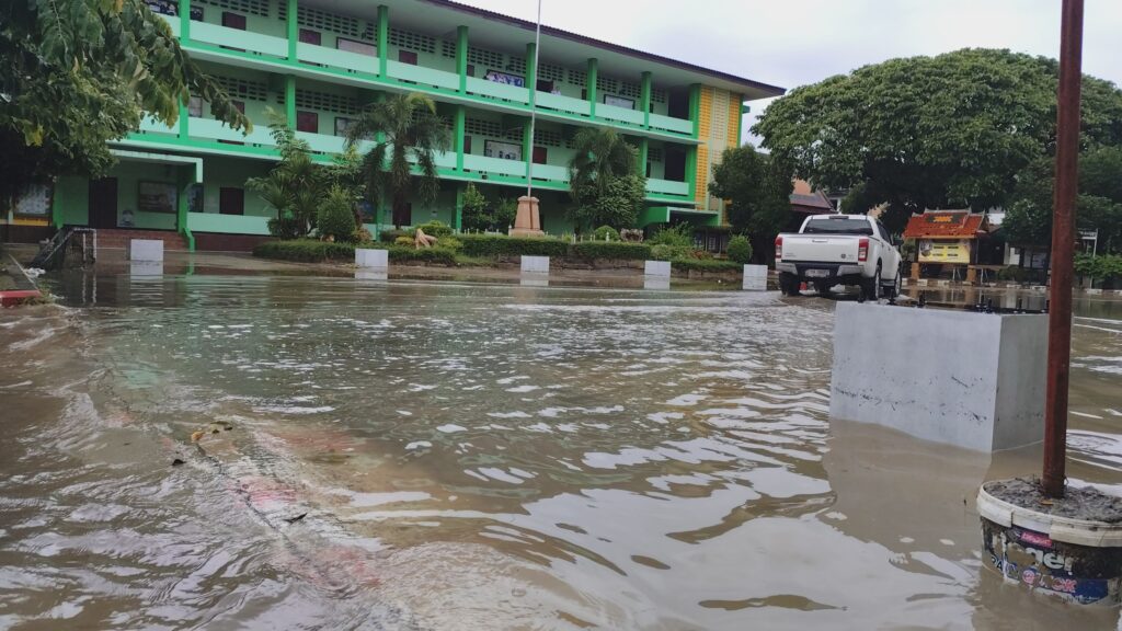 โคราชอ่วม! ฝนตกหนักน้ำป่าหลากท่วม ถนนขาด 
