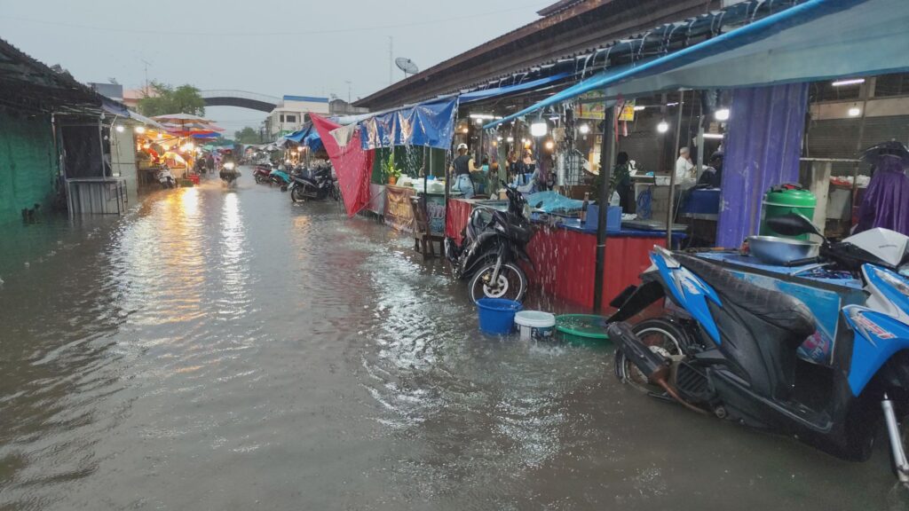 โคราชอ่วม! ฝนตกหนักน้ำป่าหลากท่วม ถนนขาด 