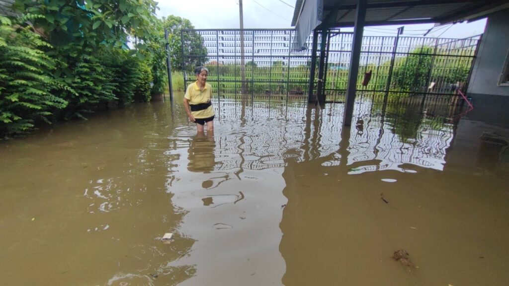 ปทุมธานี ชาวบ้านริมแม่น้ำเจ้าพระยา ขนของหนีน้ำขึ้นสูง