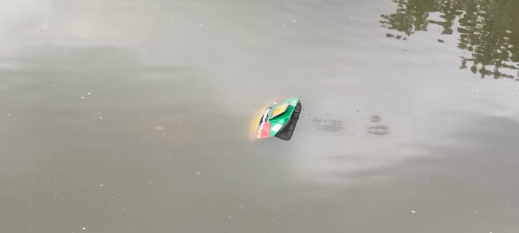 กระบะเบรกแตก ชนแท็กซี่ตกคลอง พลเมืองดีกระโดดน้ำช่วยทัน