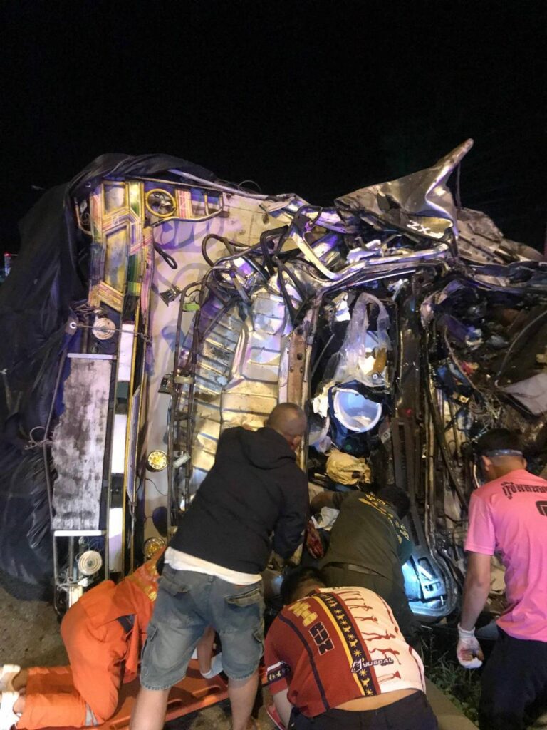 รถเทรลเลอร์ 18 ล้อ พุ่งชนกัน บาดเจ็บ 1 ราย