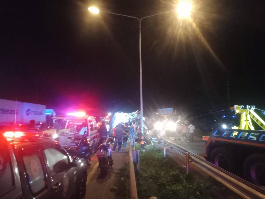 รถเทรลเลอร์ 18 ล้อ พุ่งชนกัน บาดเจ็บ 1 ราย