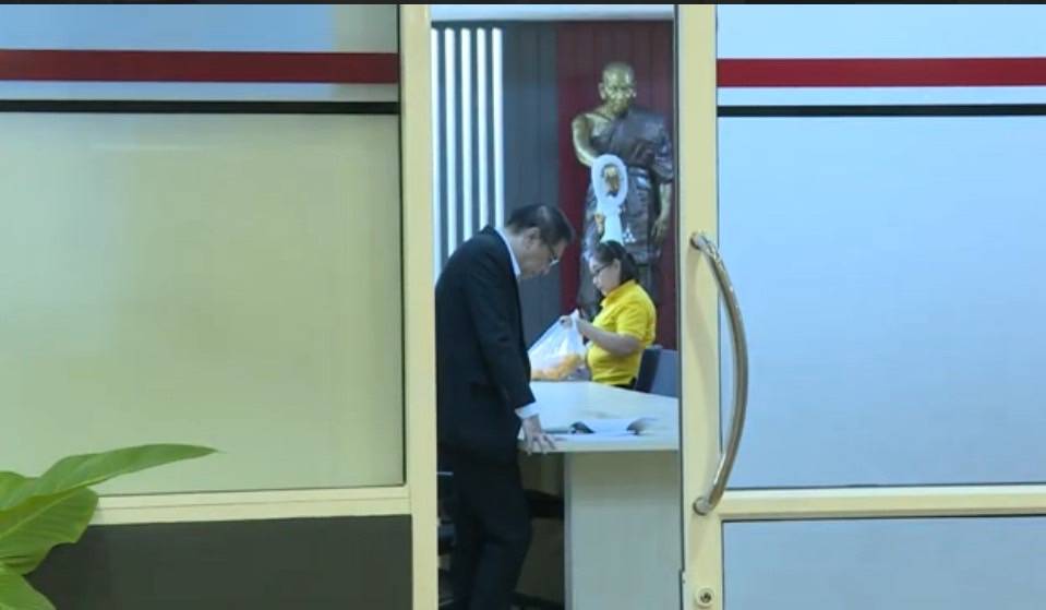 ทนายวัดนาป่าพง หอบเอกสาร เข้าพบพนักงานสอบสวนกองปราบฯ