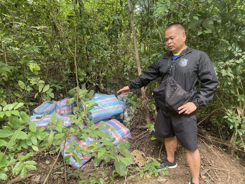 สุโขทัยรวบ 2 หนุ่มใต้ขนยาบ้า จากเชียงราย 3 ล้านเม็ด