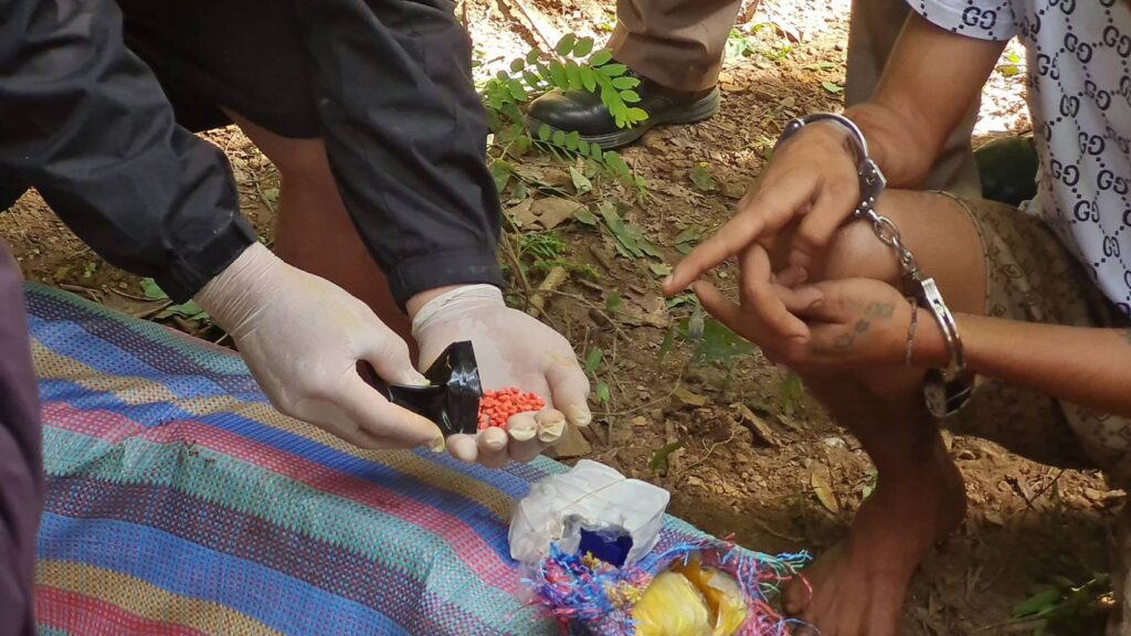 สุโขทัยรวบ 2 หนุ่มใต้ขนยาบ้า จากเชียงราย 3 ล้านเม็ด