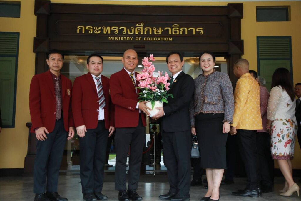 "องอาจ" รมช.ศธ. คนใหม่ สักการะสิ่งศักดิ์สิทธิ์ 