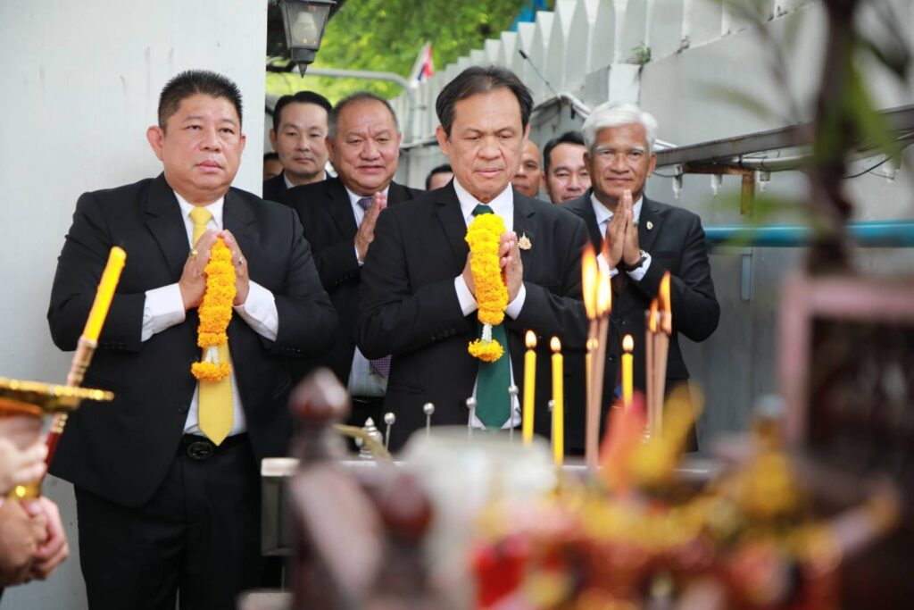 "องอาจ" รมช.ศธ. คนใหม่ สักการะสิ่งศักดิ์สิทธิ์ 