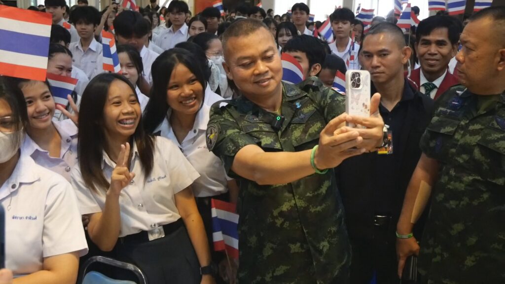 มทภ.2 บอกนศ.อาชีวะอย่าอาย ยืนร้องเพลงสรรเสริญฯ - ศึกเขมรยังไม่จบ