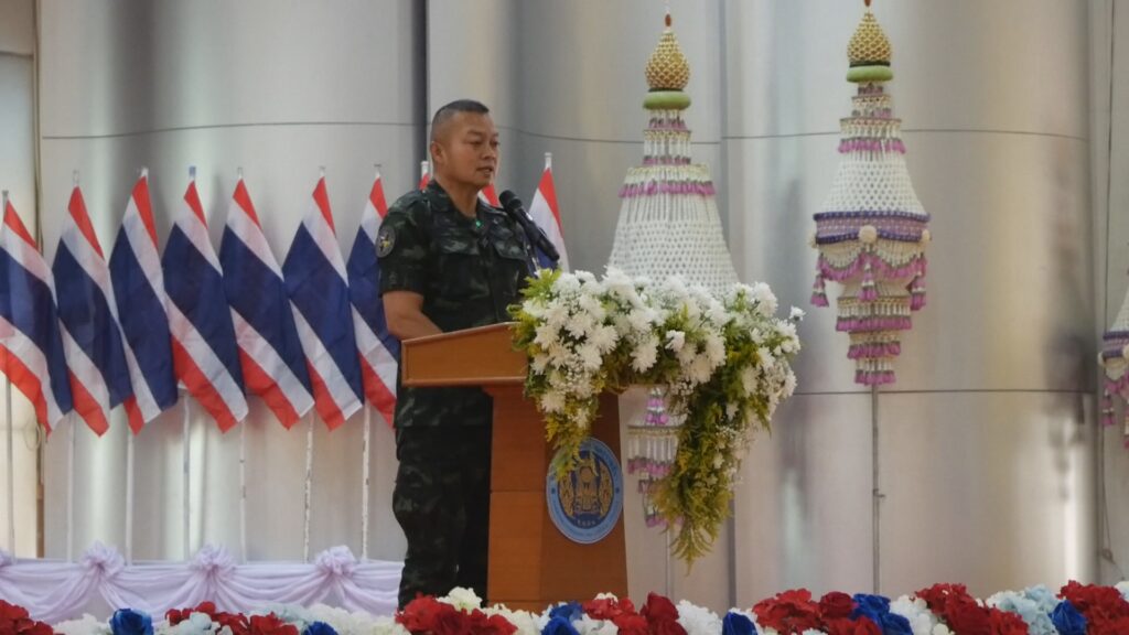 ซึ่งหลังการบรรยายพิเศษ แม่ทัพภาคที่ 2 ได้ให้สัมภาษณ์ผู้สื่อข่าวว่า “ในช่วงนี้ตนเดินสายไปบรรยายพิเศษตามสถานศึกษาต่างๆ เนื่องจากช่วงนี้เป็นช่วงของการหยุดยิงชั่วคราว และให้กำลังพลมีความผ่อนคลาย
และเตรียมพร้อมไปในตัวด้วย ซึ่งตอนนี้ก็อยู่ในขั้นตอนของการเจรจา ทำให้มีเวลาว่างไปพบปะกับน้องๆ นักศึกษา เพื่อตอบคำถามที่คนยังสงสัย ส่วนเรื่องการสร้างกำแพงกั้นเขตแดนก็เป็นไปได้ ขึ้นอยู่กับนโยบาย
ของรัฐบาล ซึ่งก็ต้องเห็นด้วยกันทั้งสองฝ่าย ตรงจุดไหนชัดเจนแล้วก็สามารถดำเนินการได้เลย”