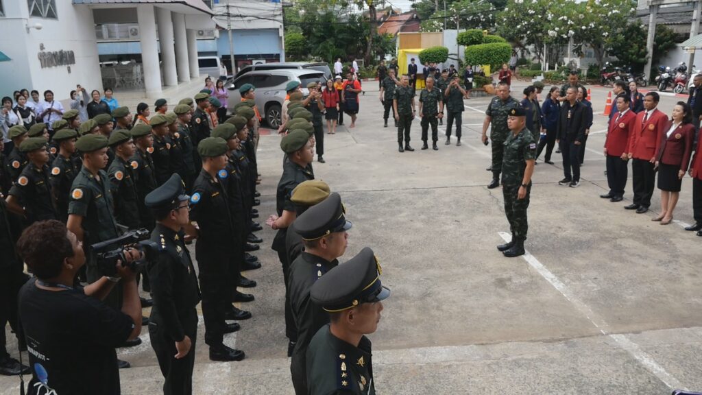 มทภ.2 บอกนศ.อาชีวะอย่าอาย ยืนร้องเพลงสรรเสริญฯ - ศึกเขมรยังไม่จบ