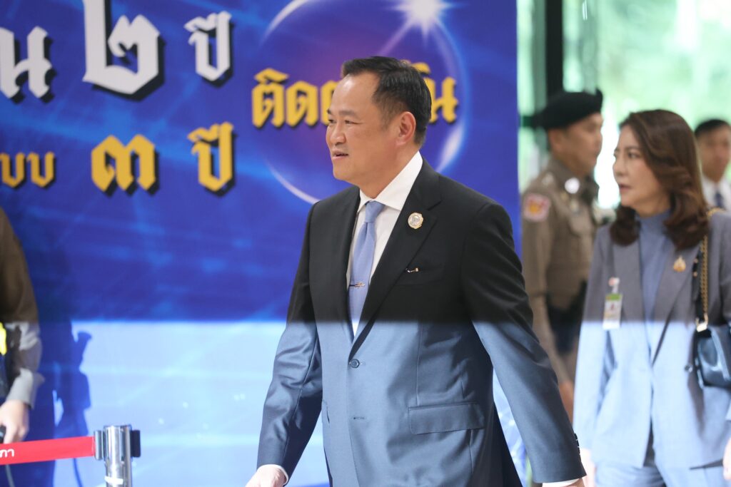 สภาเริ่มแล้ว! “อนุทิน” เดินยิ้มทัก สส. ไหว้ “ลุงป้อม-ธรรมนัส-ก๊วน สส.ปชน.”