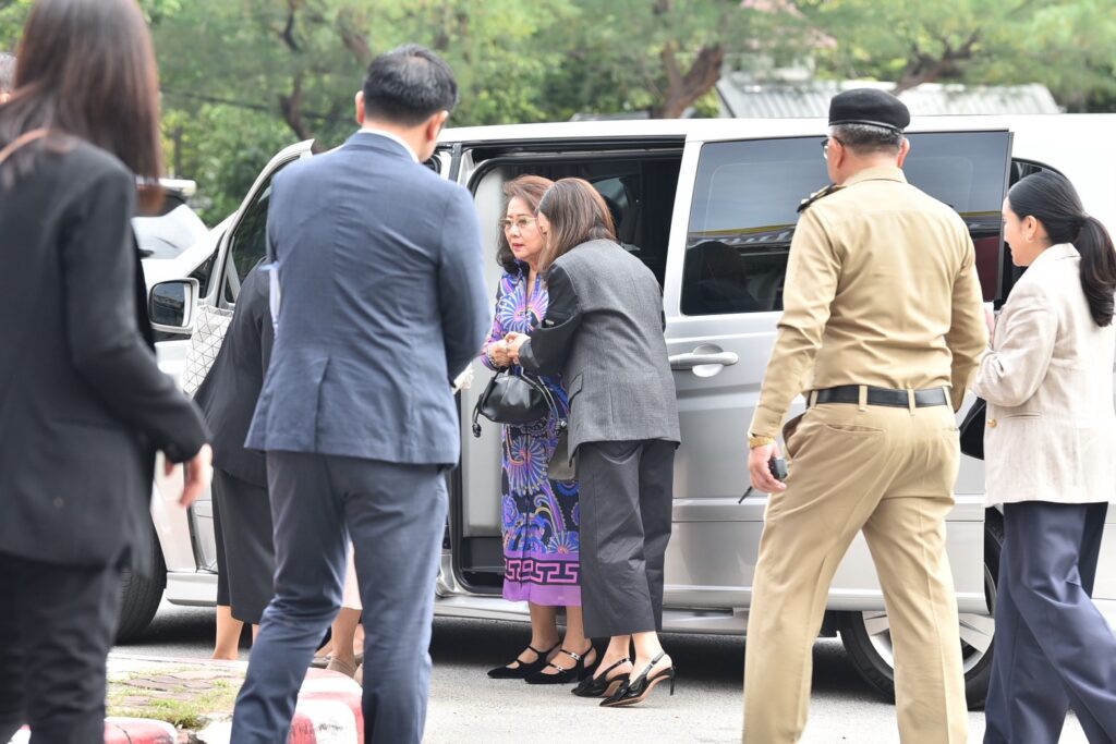 "อิ๊งค์-เอม" ควง "พจมาน" เยี่ยม "ทักษิณ" ครั้งแรก