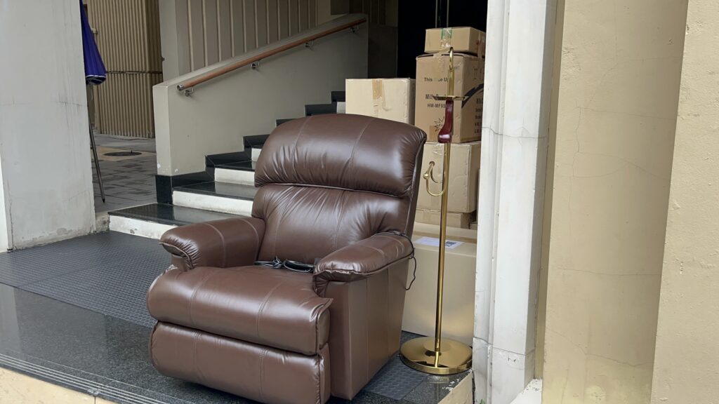 "ภูมิธรรม" ใช้รถบรรทุก 2 คัน ขนของออกจากทำเนียบ