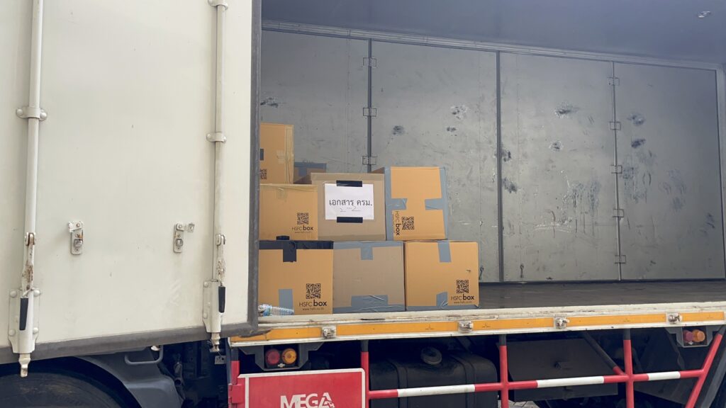 "ภูมิธรรม" ใช้รถบรรทุก 2 คัน ขนของออกจากทำเนียบ