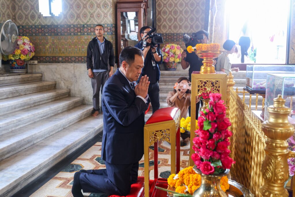 "อนุทิน" ควง "บิ๊กเล็ก" ไหว้ศาลหลักเมือง - วัดพระแก้ว