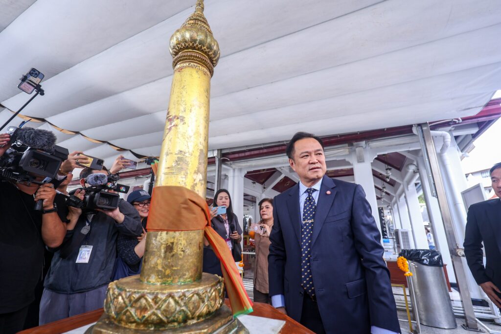 "อนุทิน" ควง "บิ๊กเล็ก" ไหว้ศาลหลักเมือง - วัดพระแก้ว