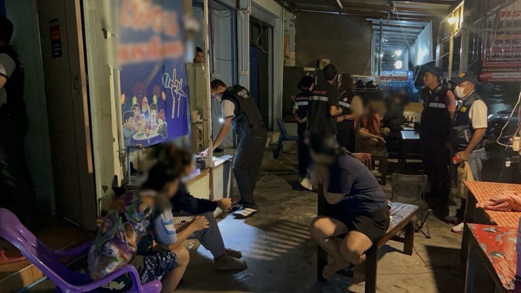 ตร.จับ คาราโอเกะเถื่อน เมืองปทุมฯ พบเด็กต่ำกว่า 18