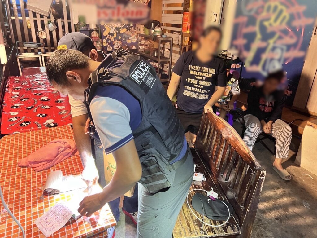 ตร.จับ คาราโอเกะเถื่อน เมืองปทุมฯ พบเด็กต่ำกว่า 18